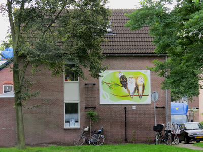 828644 Afbeelding van een paneel uit de serie 'Hollandse vogels', met een schildering van kerkuilen, in het buurtje ...